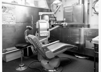 Dental clinic related to things to consider before opting for dental implants