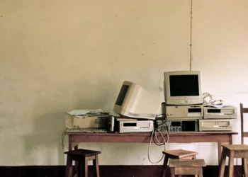 Old retro computers recalling the Windows 9x era