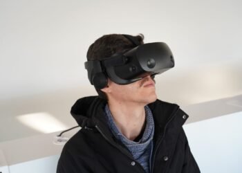 Virtual reality headset related to Kronia World metaverse presale